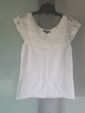 Cable And Gauge Size M Sleeveless Blouse With Lace Collar.